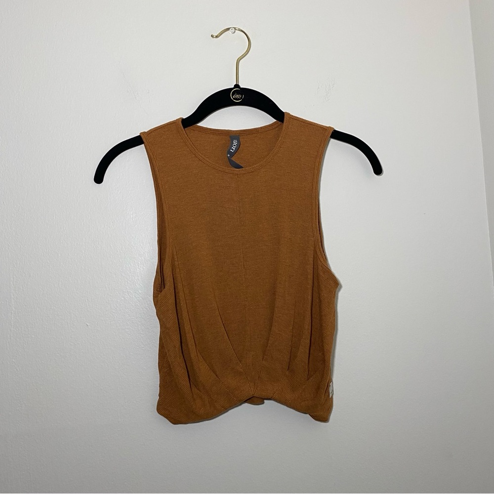 VUORI Women's Cove High Neck Cropped Tank Dark Palo Santo Heather XS